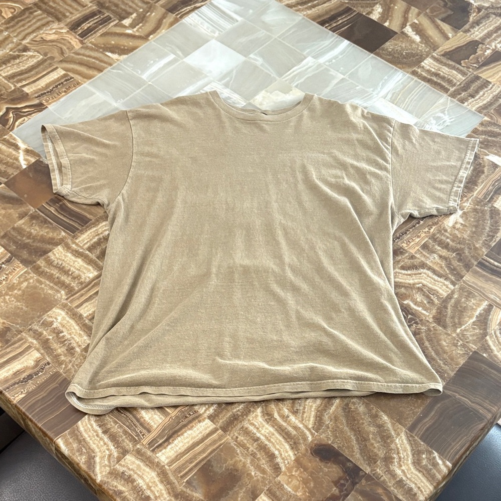 Graphic tee (OVERSIZED I RECOMMEND SIZING DOWN)